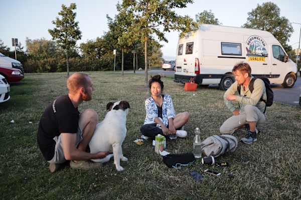 Laura und ihre Freunde lassen den Abend gemütlich ausklingen