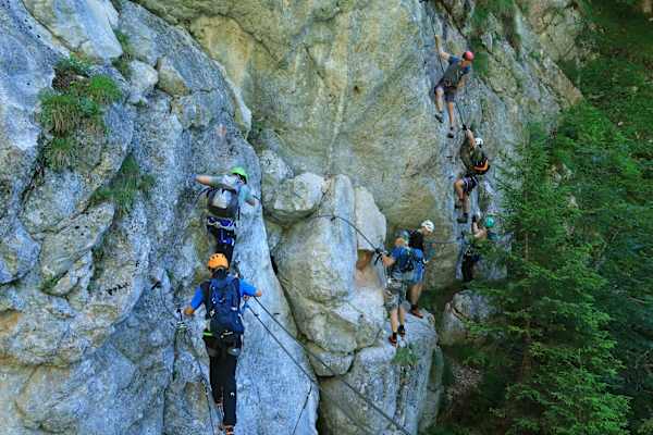 Lerne die Grundlagen des Klettersteiggehens in der Praxis