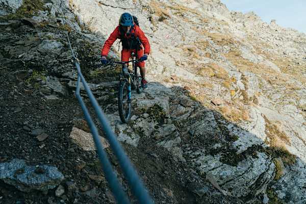 Teilweise seilversicherte Passagen in der Kreuzeckgruppe. Größtenteils fahrbar, jedoch sehr ausgesetzt.