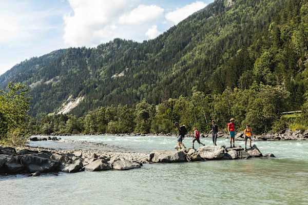 Am Lienzer Talboden ist die Isel breit und fließt eher gemächlich dahin.
