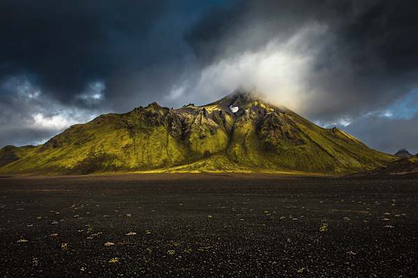 Stórkonufell Berg: Vulkan-Hügel auf dem Weg nach Emstrur entlang des Laugavegur Trails. Die Landschaft erinnert and Herr der Ringe und Mordor. 