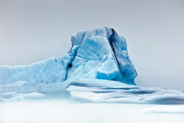 Jökulsárlón Gletscherlagune Treibender Eisblock im Morgennebel.