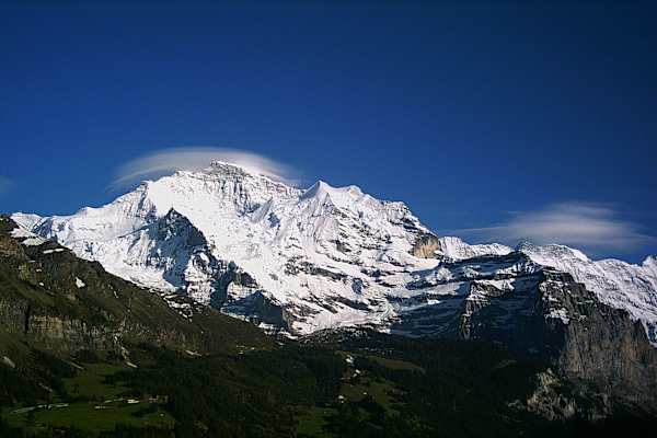 Die Jungfrau von Wengen im Berner Oberland aus gesehen