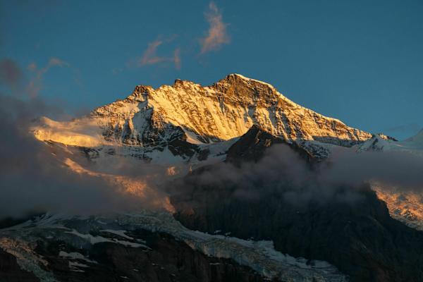 Der Gipfel der Jungfrau in den Berner Alpen im Morgenlicht
