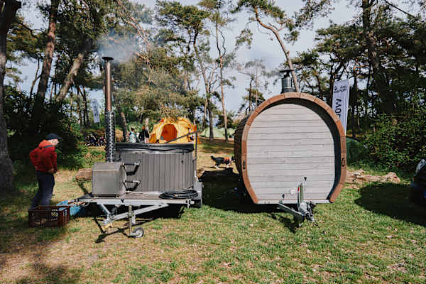 Hotpot und Sauna in einem der Wolf Trail Camps auf Rügen.