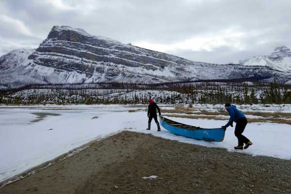 Kanu auf zugefrorenem Fluss in Kanada