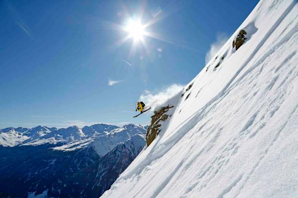 Ein Freerider fährt einen unberührten Schneehang in Kappl hinunter.