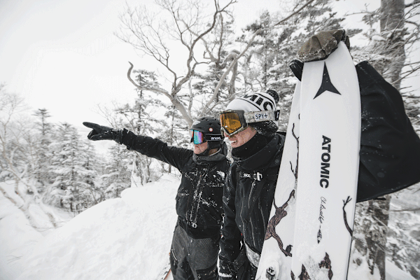 Local Guide und Kaffeehausbesitzer Cameron Black zeigt den Jungs, wo der beste Schnee zu finden ist
