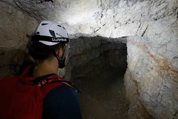 Bergsteiger im Stollen im Paternkofel