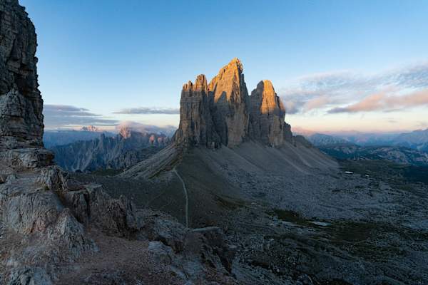 Die ersten Sonnenstrahlen erreichen die Drei Zinnen