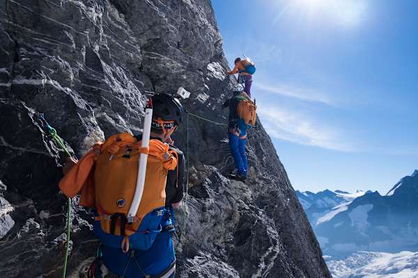 Über die erste Schlüsselstelle bei strahlendem Sonnenschein
