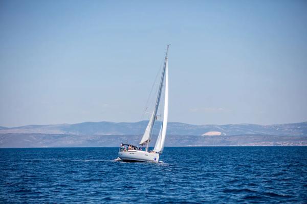 Segeln vor der dalmatinischen Küste in Kroatien