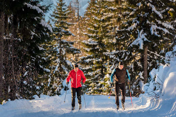 Im Diagonalschritt die herrliche Winterlandschaft genießen.