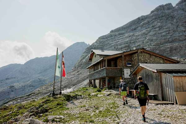 Nach 2,5 bis 3 Stunden Gehzeit ist das Basis-Lager, die Von-Schmid-Zabierow-Hütte, erreicht.