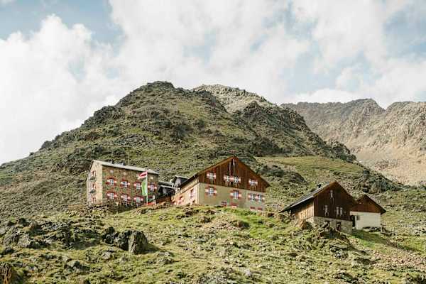 Die Breslauer Hütte steht auf 2.844 m hoch über Vent.