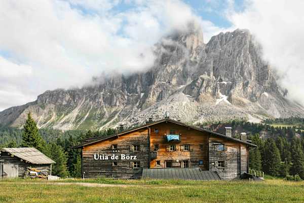 Die Ütia de Börz lädt am Fuße des Peitlerkofel zur Einkehr ein.