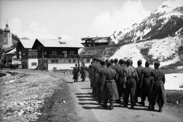 1939: Abordnung der SA marschiert zur Maibaumfeier durch Lech