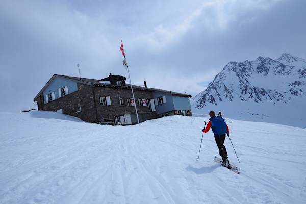 Zustieg zur Maighelshütte: Skitourengeher in der Schweiz