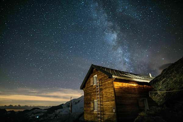 Die Mischabelhütte in den Walliser Alpen im Kanton Wallis (Schweiz)