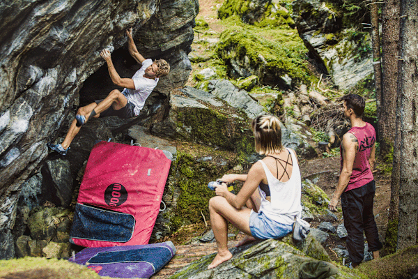 Gleich beim Waldeseingang steht dieser wundervolle Granitfelsen, an dem sich großartige Leisten- und Henkelkletterei findet
