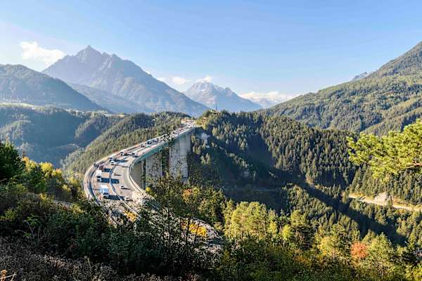 Nicht nur LKW rollen über die Alpen - im Bild die Europabrücke. Auch durch den Tourismus entsteht unglaublich viel Verkehr.