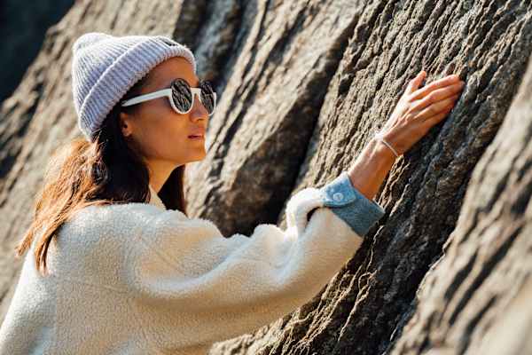 „Urban Stories Bra“ (Ambiletics), Mütze „Atlas Beanie“ (Barts), Sonnenbrille „Marc 302/S“, Jacke „Sherpa Jacket“ (Wrangler)