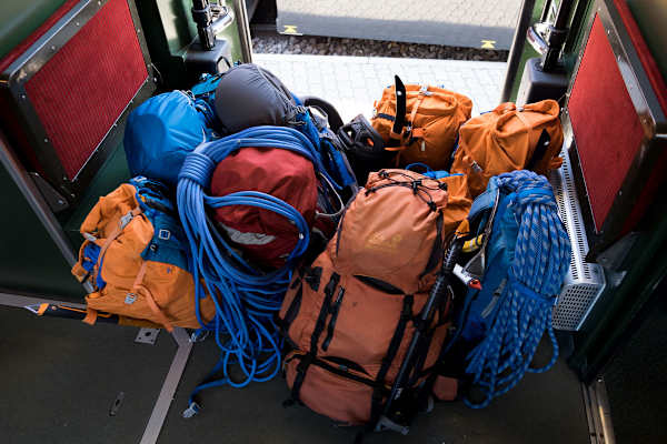 Vollbepackt geht es hinauf zum Eismeer (3.158 m)