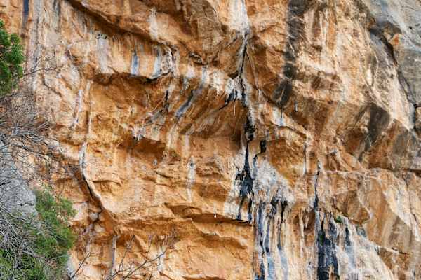 Nicht nur graue Platten, auch gelbe Überhänge gibts: Könnte auch in Spanien sein ... der Sektor Crljenica