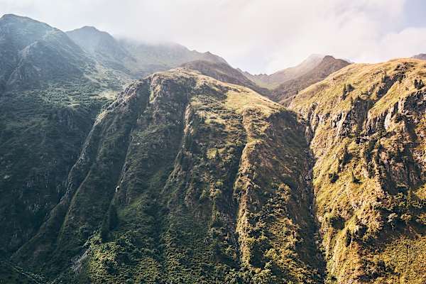 Bergwelten Autor Markus Huber schreibt über den Höhenweg: „Einmal ist der Weg hochalpin, dann geht er über sanftes Weideland und immer hat man grandiose Ausblicke.“