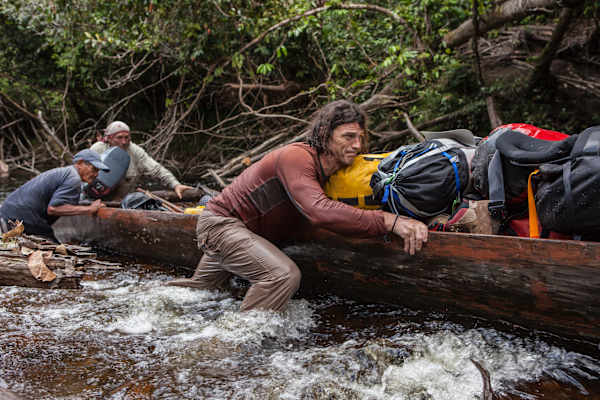 Der Weg zum Fuß des Berges führt durch den Dschungel