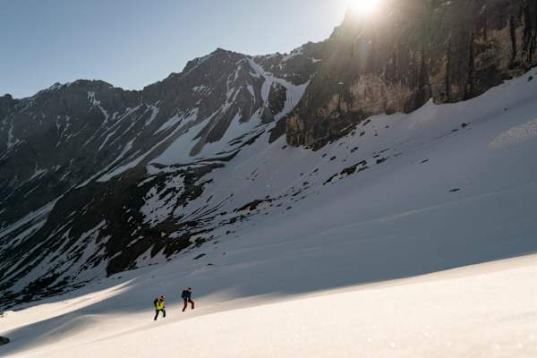 Manfred Pranger (hinten) und Arthur Lanthaler auf Skitour in den Wipptaler Bergen.