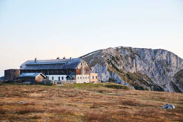 Das Karl Ludwig Haus und der Gipfel des Predigtstuhl im Hintergrund