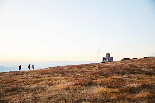 Das Raxkircherl: Die kleine Kapelle befindet sich rund 200 m südlich vom Karl-Ludwig-Haus und wurde zum Gedenken an die in den Bergen verunglückten Alpinisten errichtet