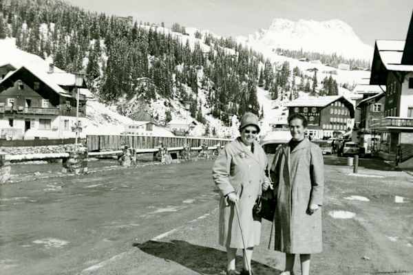 1964: Zwei Damen am Rüfiplatz in Lech