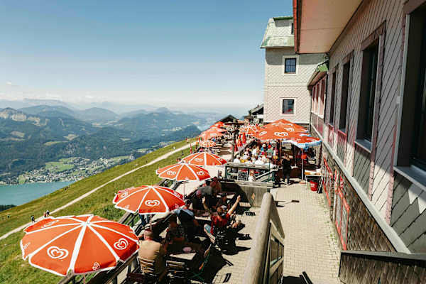 Auf der tollen Sonnenterrasse des Hotels Schafbergspitze kann es mitunter eng werden.