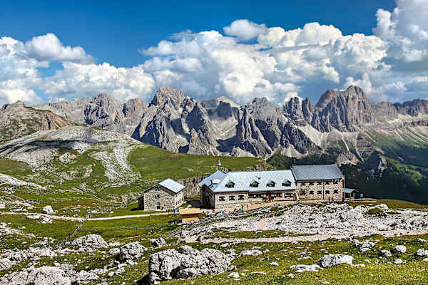 Als erstes Quartier empfiehlt sich das Schlernhaus vis-à-vis der Rosengartenkette.