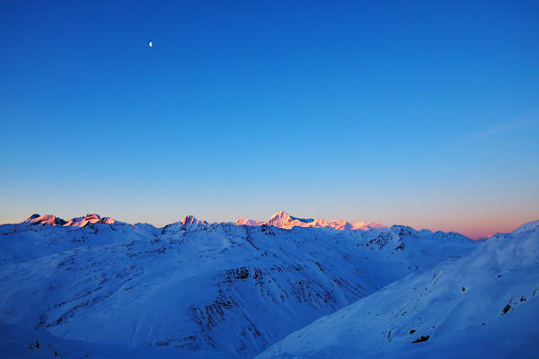 Sonnenaufgang: Albert-Heim-Hütte in der Schweiz
