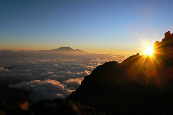 Kilimanjaro: Sonnenuntergang mit Blick zum Mount Meru