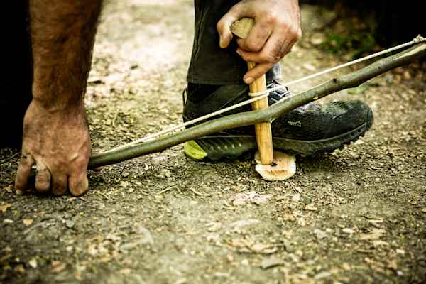 Feuer machen Feuerbohrer Survival Camp
