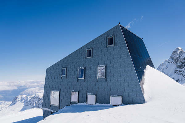 Robuste Aluminiumfassade inmitten der hochalpinen Bergwelt: Die neue Seethalerhütte am Dachstein