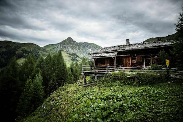 Die erste Alm ist erreicht - ein schönes Platzel. Auch wenn die Karteisalm auf 1.661m nicht mehr bewirtschaftet ist, das Panaroma lädt zu einer kleinen Pause ein