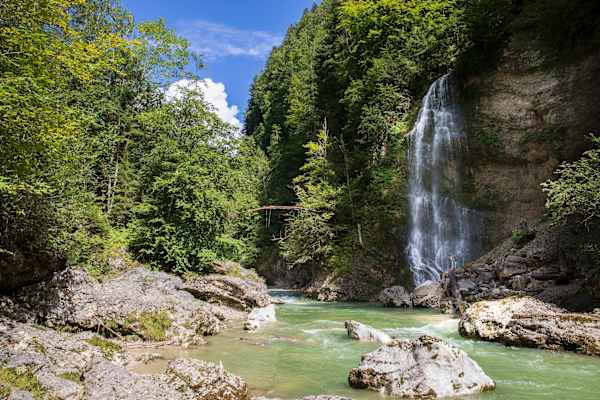 Wasserfall stürzt in die Tiefenbachklamm bei Brandenberg in der Ferienregion Alpbachtal.