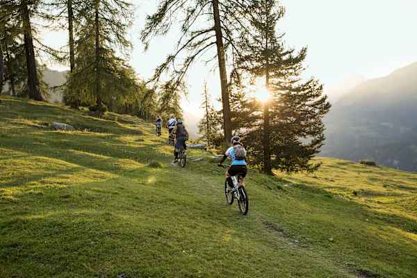 Mit dem Velo beim Schluss Tarasp oberhalb des Kurorts Scuol.