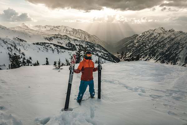 Leander probiert die schneebedeckten Hänge Utahs mit Skiern aus