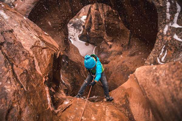 Lennox beim Abseilen in einen Canyon (Utah)