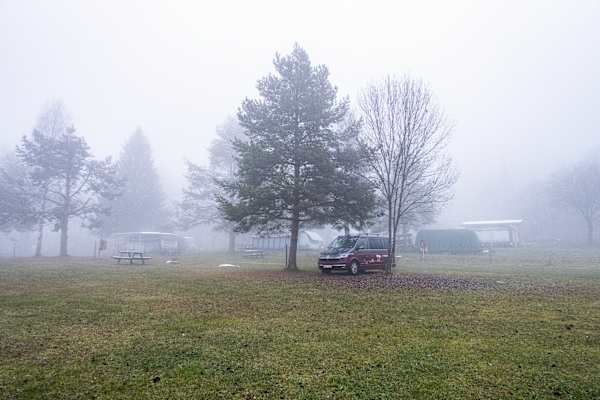 Nebel am Campingplatz Rothenfels
