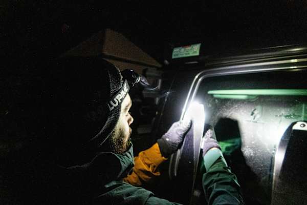 Bergsteiger beim Auffellen in der Nacht