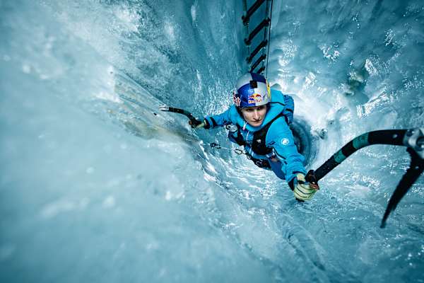 Nadine Wallner beim Eisklettern im Natureispalast Hintertux