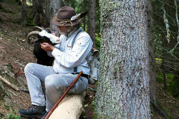 Werner Kräutler mit Ziege