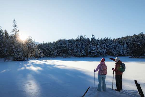 Winterwanderer am Möserer See